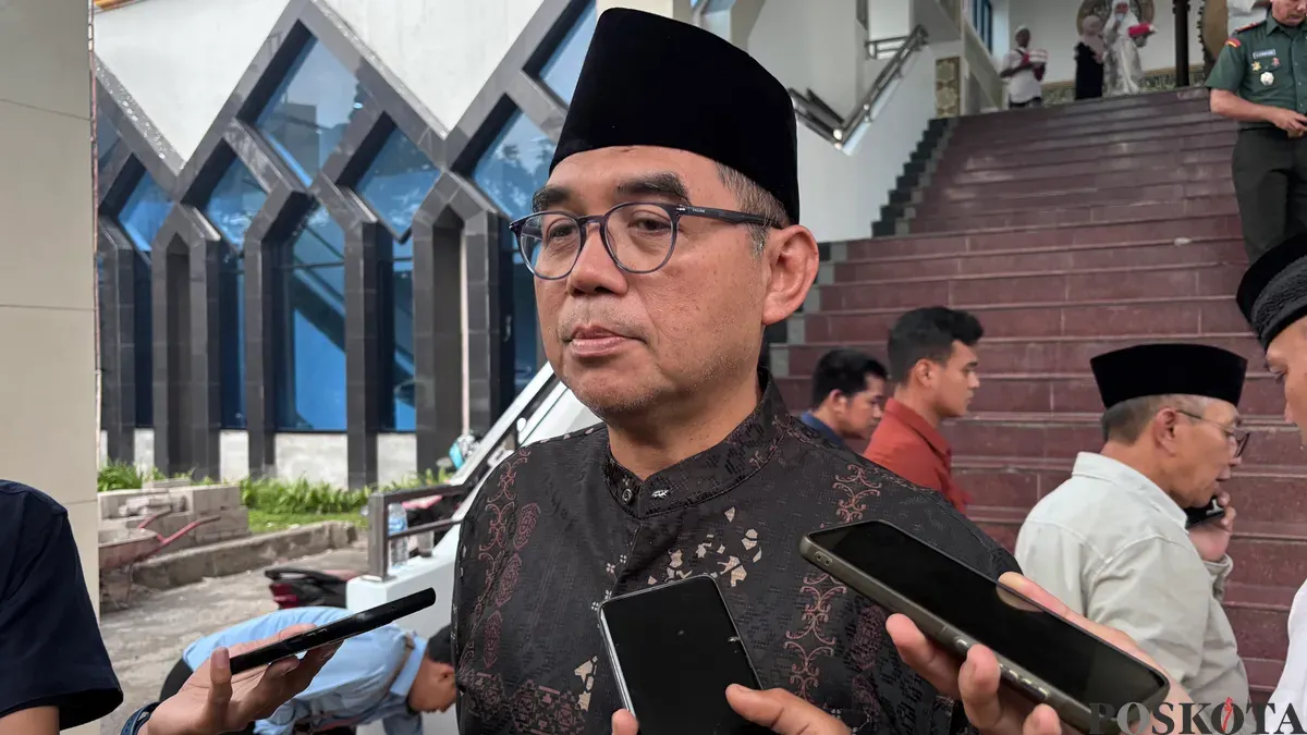 Sekda Kabupaten Bogor, Ajat Rochmat Jatnika memastikan tunggakan pembayaran vendor pembangunan rampung pada Januari 2026. (Sumber: Poskota/Giffar Rivana)