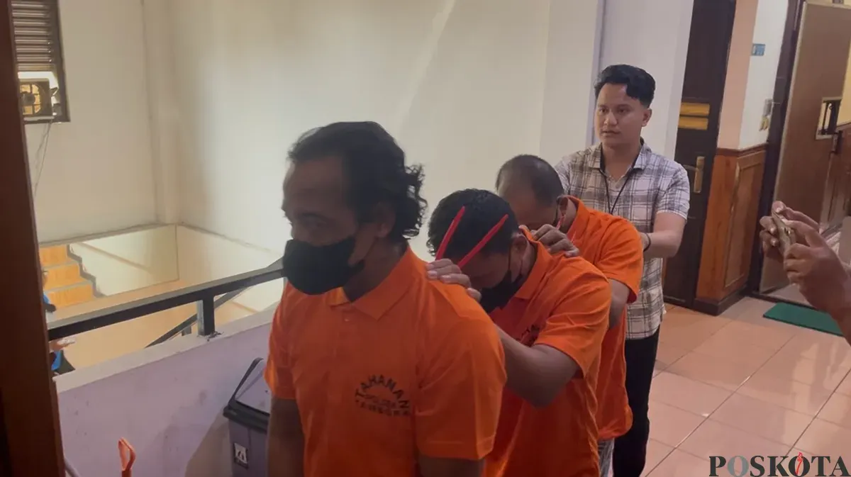 Tiga orang pencuri kabel listrik PLN ditangkap unit Reskrim Polsek Tambora Polres Metro Jakarta Barat. (Sumber: Poskota | Foto: Pandi Ramedhan)
