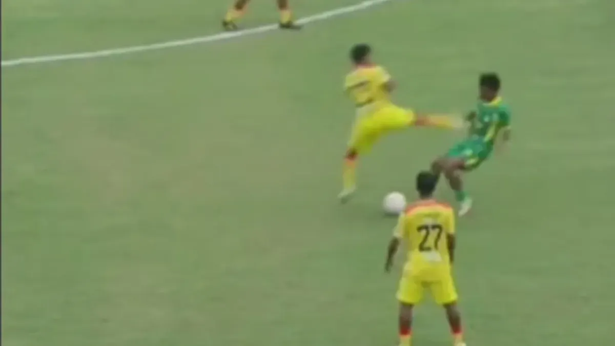 Aksi tendangan brutal di Liga 4 (Sumber: TikTok/amadkhasan78)