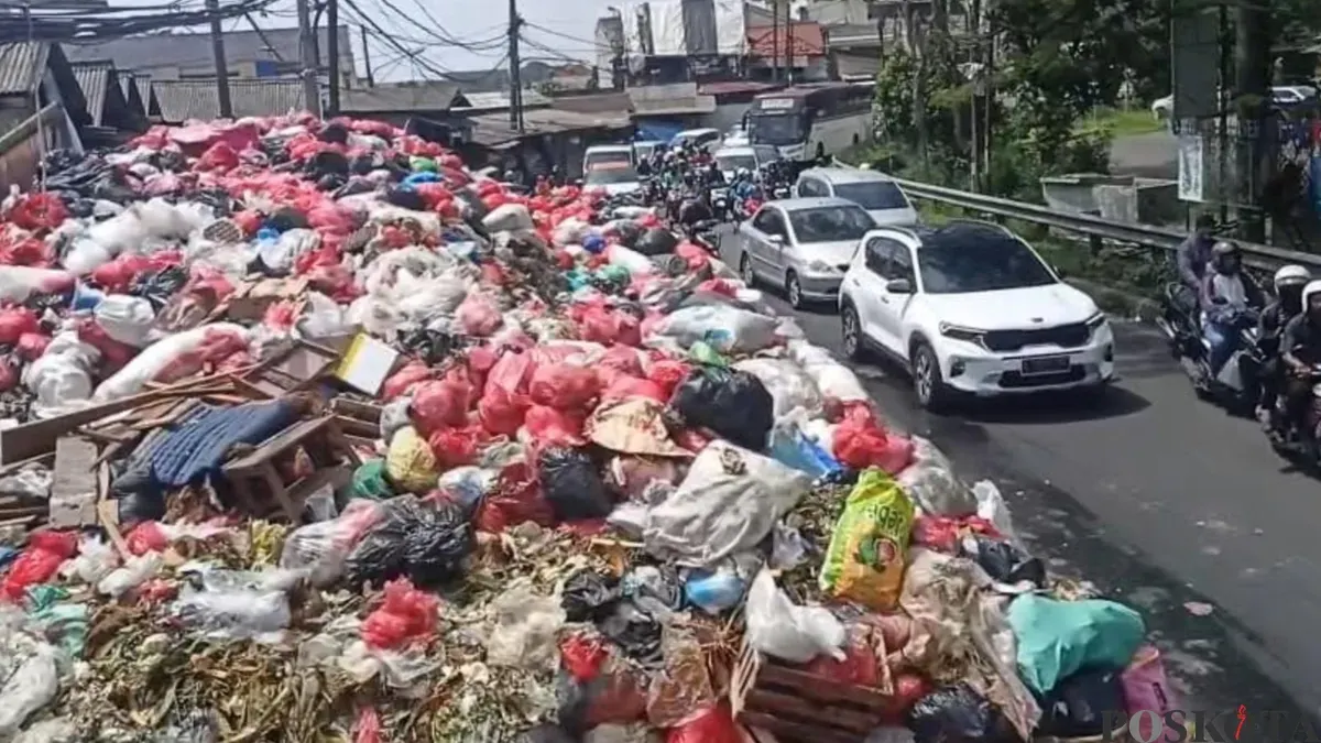 Gunungan sampah di Jalan Dewi Sartika, Kecamatan Ciputat, Kota Tangerang Selatan. (Sumber: Poskota/ Veronica Prasetio)