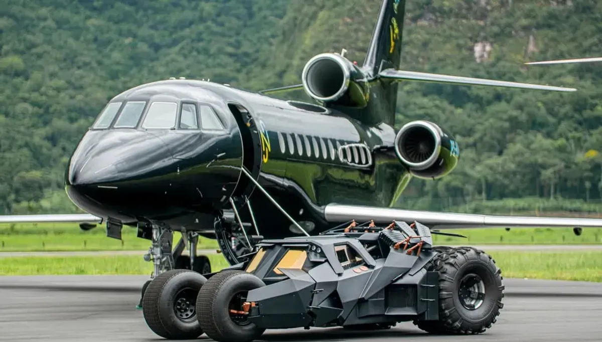 Neymar Jr memamerkan replika Batmobile senilai Rp25 miliar di Instagram. (Sumber: Instagram/@neymarjr)
