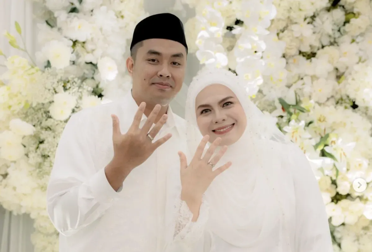 Hj Ananda dan Rifqi Maulana Mansyur saat prosesi pernikahan resmi yang digelar pada 5 Januari 2026, disaksikan keluarga dan kerabat dekat. (Sumber: Instagram/@hj.ananda)