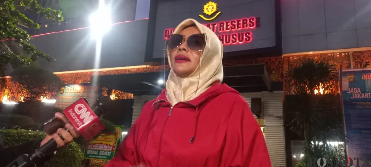Dokter Samira Farahnaz yang dikenal publik sebagai Dokter Detektif (Doktif) hadir di Polda Metro Jaya, Jakarta Selatan, Rabu, 7 Januari 2026, pukul 18.20 WIB. (Sumber: Poskota | Foto: Ali Mansur)