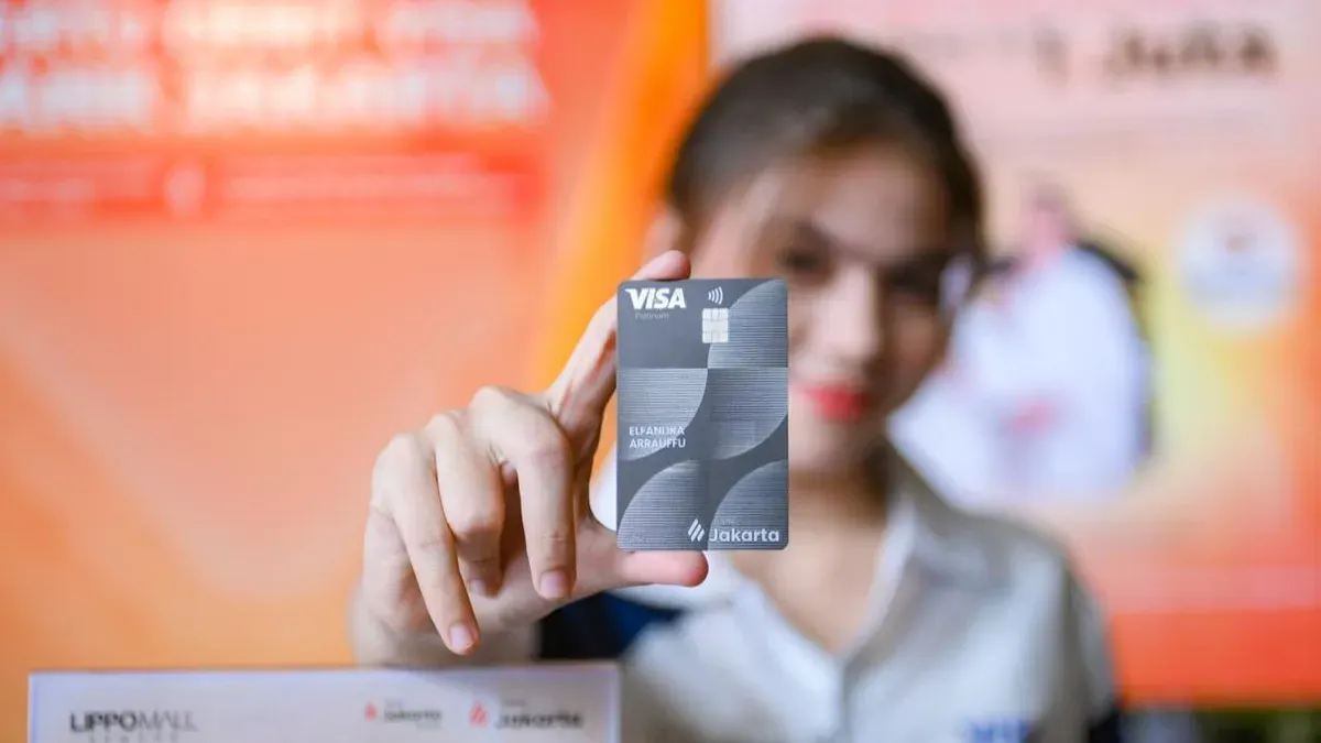 Seorang petugas menunjukan Kartu Debit Visa Bank Jakarta supaya memperluas layanan transaksi global bagi nasabah hingga lebih dari 200 negara. (Sumber: Dok. Istimewa)
