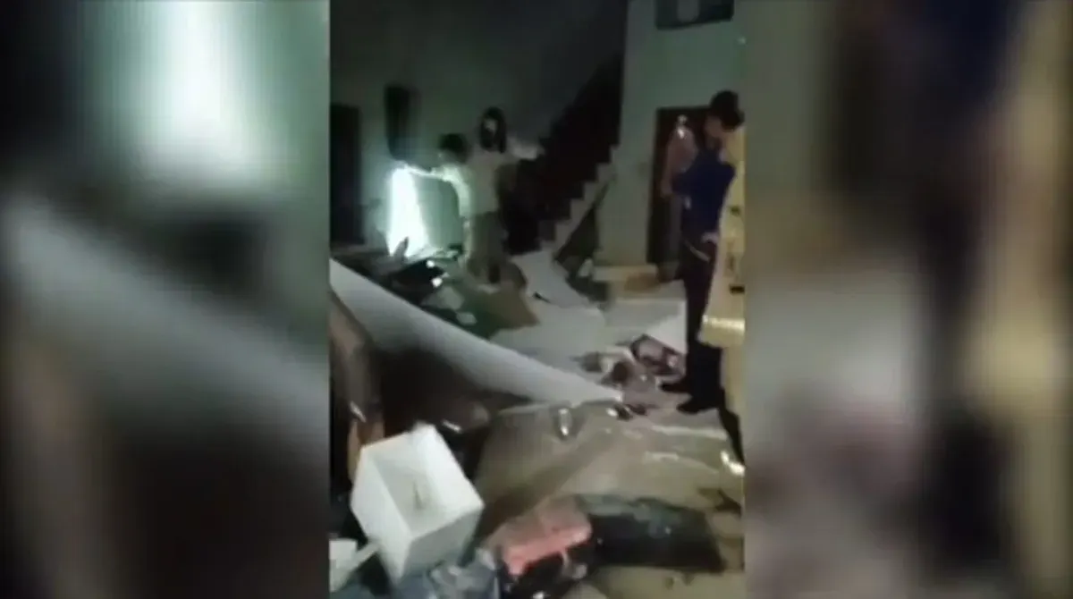 Sebuah rumah tinggal berlantai dua di Jalan Jelambar III, Grogol Petamburan, Jakarta Barat, hancur akibat ledakan tabung gas pada Rabu, 7 Januari 2026 pagi. (Sumber: Istimewa)
