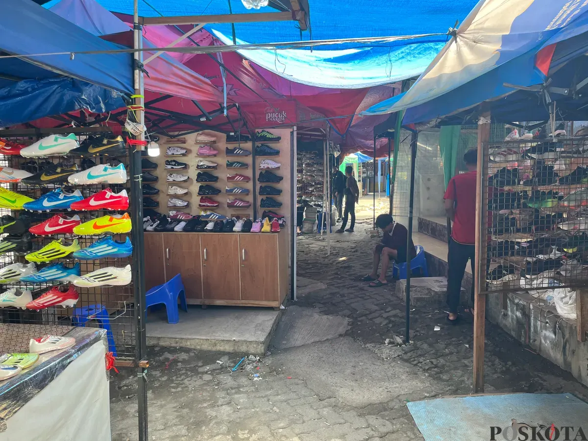 Kondisi Pasar Taman Puring pasca kejadian kebakaran, Rabu, 7 Januari 2026. Terlihat pedagang berjualan dengan hanya bermodalkan tenda. (Sumber: Poskota | Foto: Pandi Ramedhan)