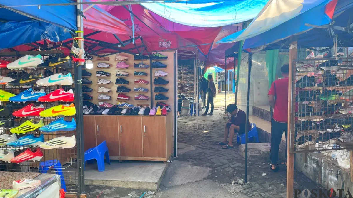 Kondisi Pasar Taman Puring pascakebakaran pada Rabu, 7 Januari 2026. Terlihat pedagang berjualan dengan hanya bermodalkan tenda. (Sumber: Poskota/Pandi Ramedhan)