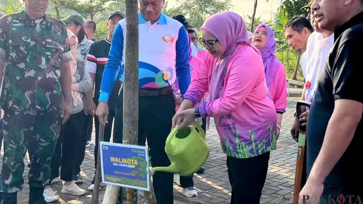 Potret Wali Kota Jakarta Timur, Munjirin (tengah) saat kegiatan penanaman pohon di Waduk Jakarta Garden City (JGC) Side C, Cakung Timur, Jakarta Timur. (Sumber: Poskota/ M. Tegar Jihad)