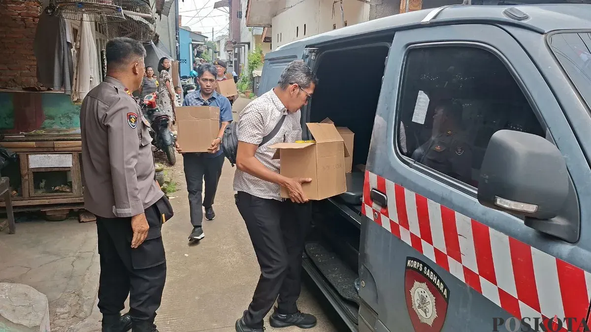 Kapolsek Cinere, Kompol Chairul Saleh bersama Kanit Binmas Polsek Cinere AKP Asmantoro berhasil menyita barang bukti miras dari sebuah rumah warga di tengah pemukiman padat jual secara diam-diam. (Sumber: Poskota/Angga Pahlevi)