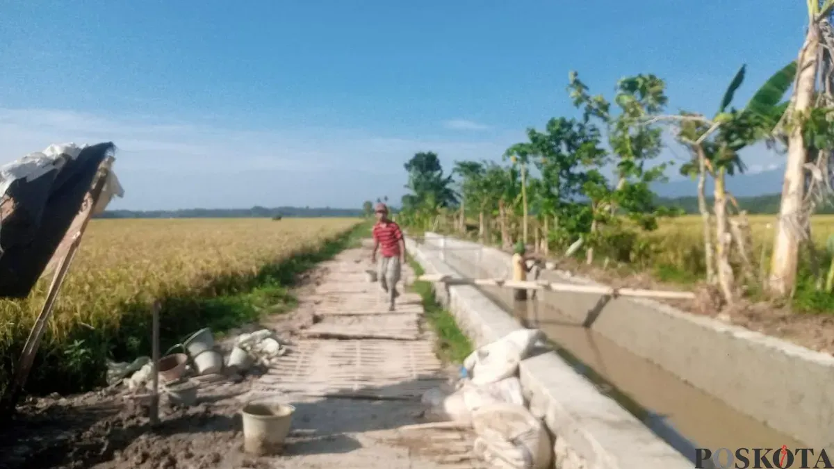 Proyek irigasi DI Cukang Sadang di Kecamatan Pagelaran, Pandeglang, yang dikerjakan oleh PT. Nidya Karya. (Sumber: Poskota/Samsul Fatoni)