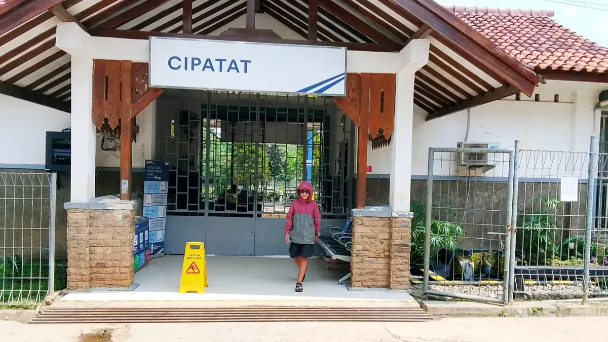 Suasana Stasion KA Cipatat, Kabupaten Bandung Barat nampak sepi dari aktivitas warga. (Sumber: Poskota/Gatot Poedji Utomo)