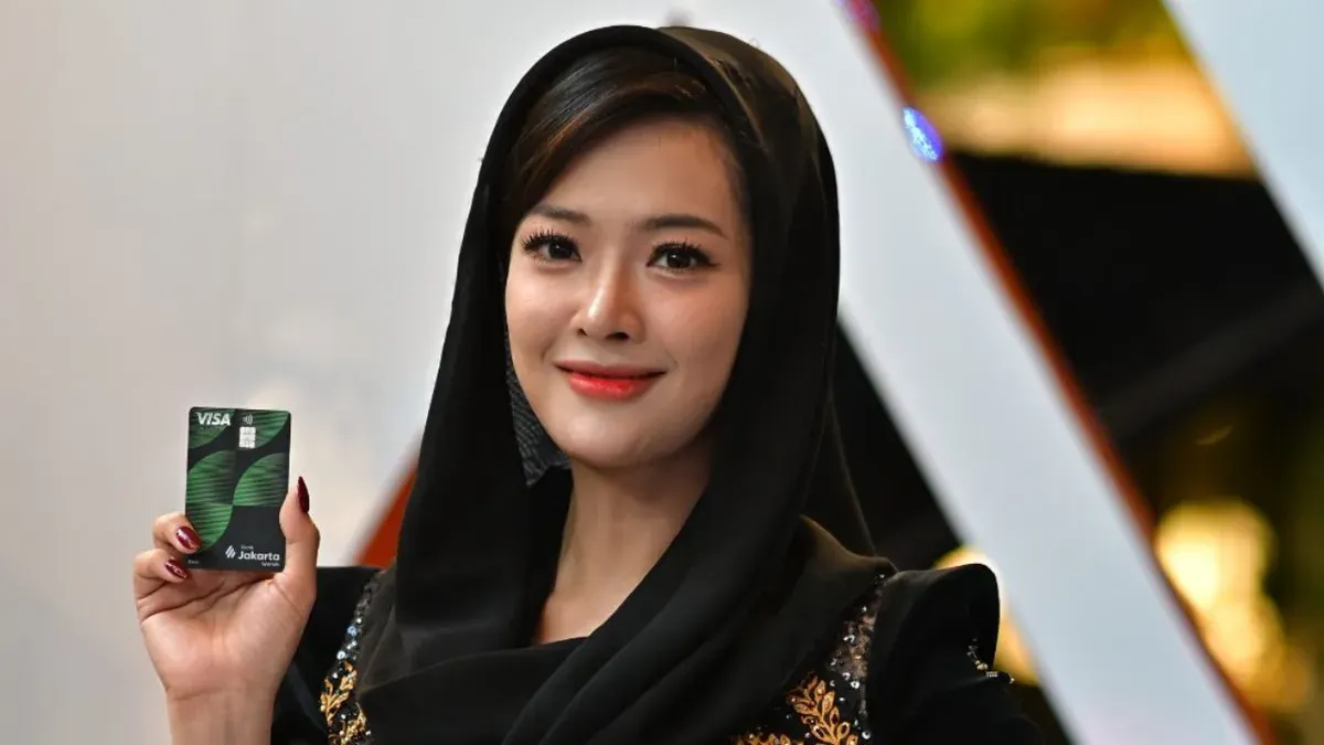 Content creator sekaligus figur publik, Dara Sarasvati menunjukkan kartu debit visa Bank Jakarta dalam Kartu Debit Visa di Lippo Mall Kemang, Jakarta Selatan, Senin, 5 Januari 2026. (Sumber: Dok. Istimewa)