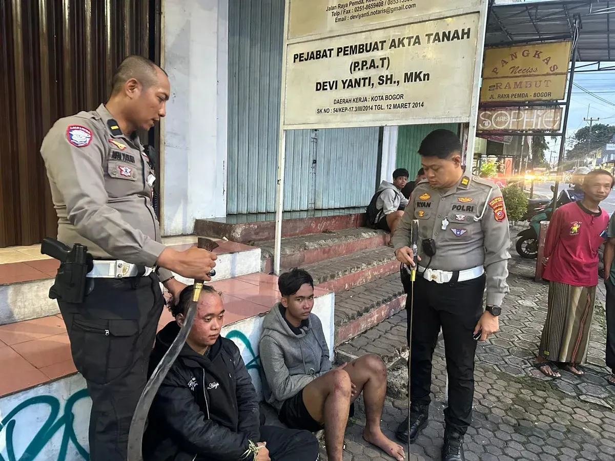 RR dan DA diamankan petugas saat sedang tawuran di wilayah Kedunghalang, Kota Bogor. (Sumber: Polresta Bogor Kota)