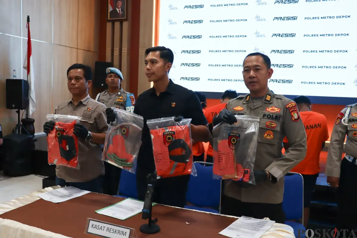 Kasat Reskrim Polres Metro Depok Kompol Made Gede Oka bersama Kasi Humas dan jajaran menunjukkan lima tersangka penganiayaan beserta barang bukti yang berhasil disita. (Sumber: Poskota/Angga Pahlevi)
