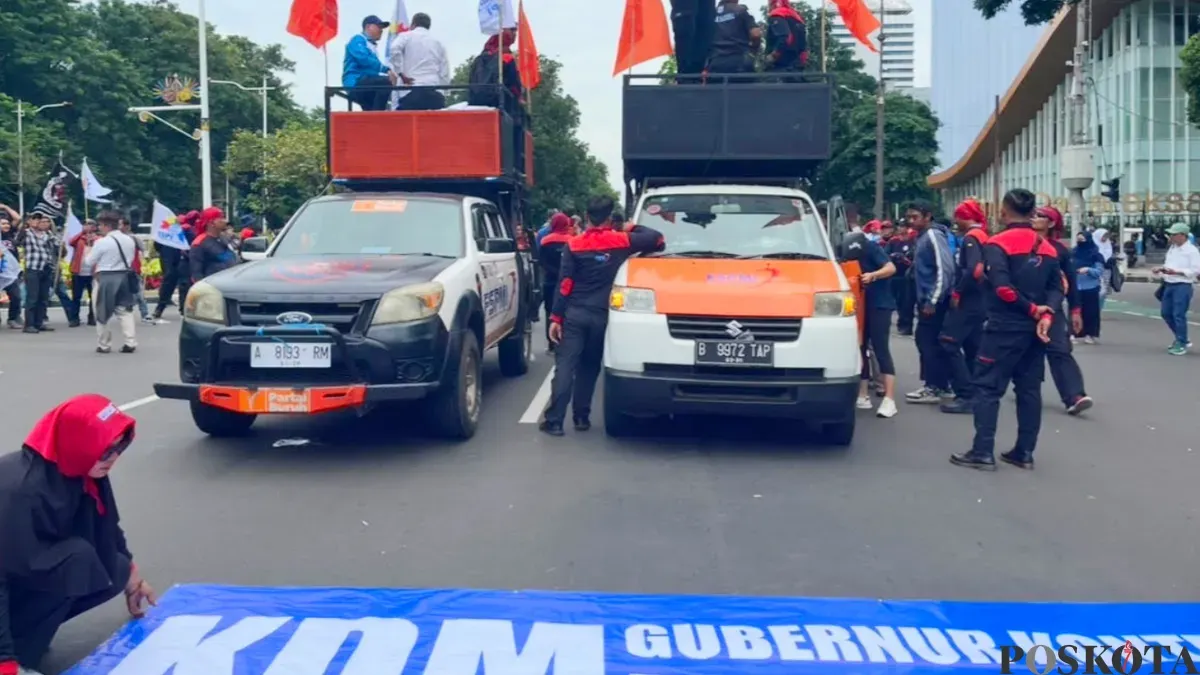 Buruh dari KSPI unjuk rasa terkait UMP DKI Jakarta di Jalan Medan Merdeka Selatan, Jakarta Pusat, Kamis, 8 Januari 2026. (Sumber: Poskota/ Pandi Ramedhan)