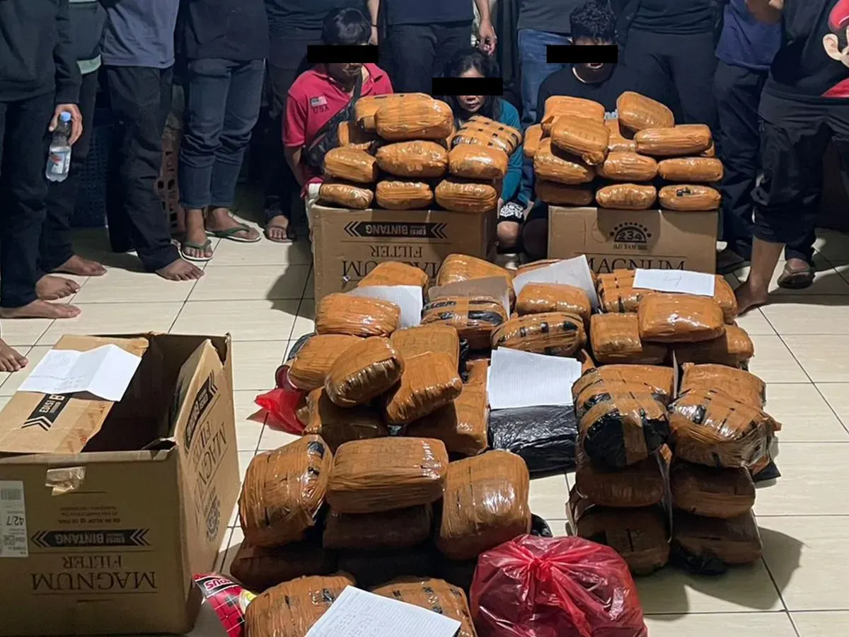 Direktorat Reserse Narkoba Polda Metro Jaya berhasil mengungkap kasus peredaran narkotika jenis ganja dengan barang bukti mencapai 83 kilogram di wilayah Bekasi Timur, Jawa Barat. (Sumber: Polda Metro Jaya)