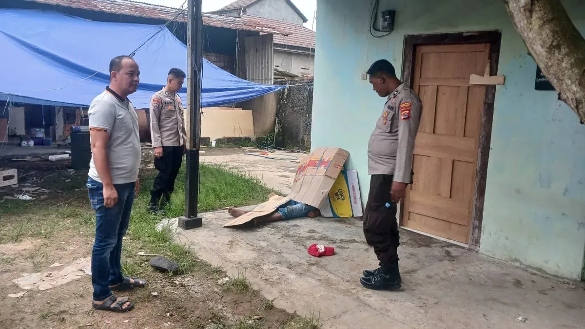 Personel Polsek Pamarayan mengamankan lokasi sebelum mengevakuasi mayat pria tanpa identitas yang ditemukan ke RS Bhayangkara. (Sumber: Polsek Pamarayan)