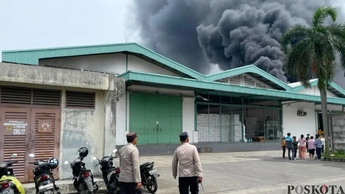 Kebakaran pabrik styrofoam di Kecamatan Panongan, Kabupaten Tangerang. (Sumber: Poskota/ Veronica Prasetio)