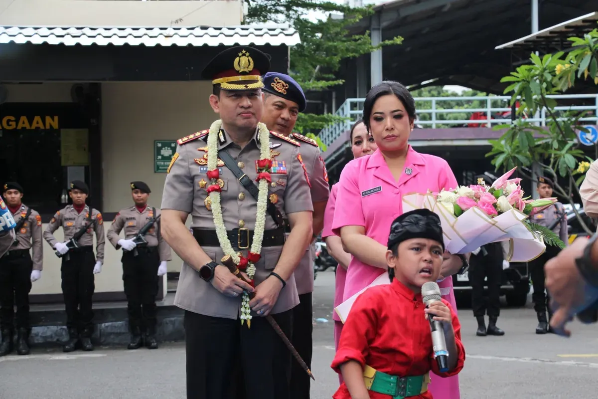 Kapolres Metro Jakarta Pusat, Kombes Pol Dr. Reynold E.P. Hutagalung disambut tadisi palang pintu dan upacara farewell, Kamis, 8 Januari 2026. (Sumber: Istimewa)