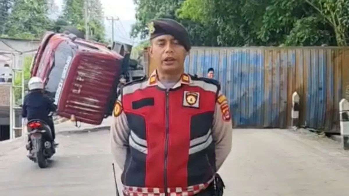 Kondisi truk box terguling tutup penuh akses jalan AMD Pandeglang, Banten. (Sumber: Dok. Warga)