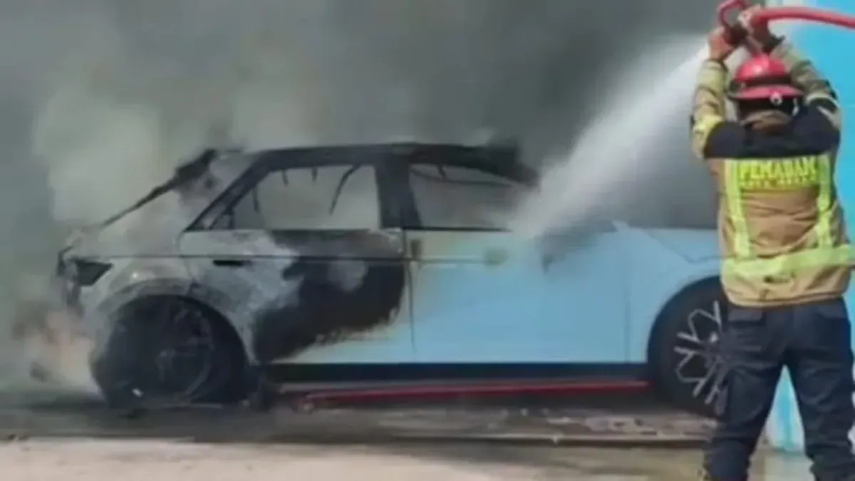 Hyundai Ioniq 5 N terbakar di sebuah bengkel di Medan pada 7 Januari 2026. (Sumber: Istimewa)