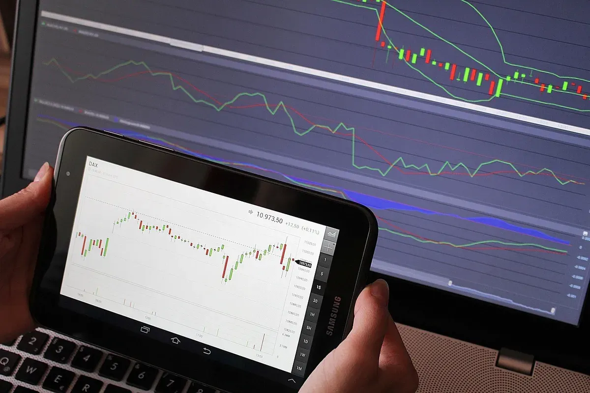 Ilustrasi aktivitas trading dengan memantau pergerakan grafik harga melalui perangkat digital sebagai bagian dari penerapan sistem trading yang terstruktur dan terukur. (Sumber: Istimewa)