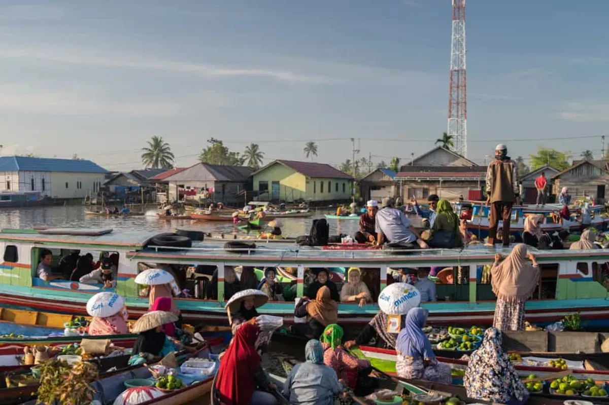 Aktivitas perdagangan tradisional di pasar terapung yang melibatkan pelaku UMKM sektor produksi, salah satu sektor penerima pembiayaan KUR Bank Mandiri sepanjang 2025. (Sumber: Istimewa)