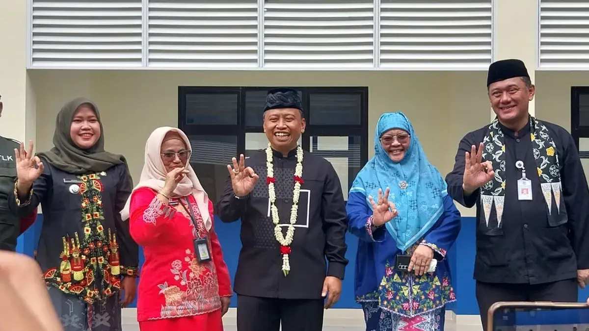 Wali Kota Depok Supian Suri bersama jajaran di tengah acara peresmian gedung SMPN3 Sukmajaya Depok. (Sumber: Dok. Humas Pemkot Depok)