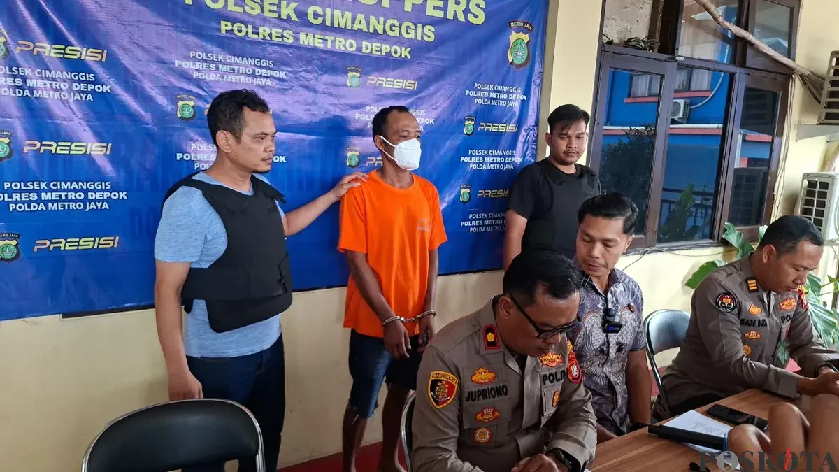 Pelaku pembunuhan seorang juru parkir di Cilangkap, Tapos, Kota Depok berhasil diamankan polisi, beserta sejumlah barang bukti. (Sumber: Poskota/Angga Pahlevi)