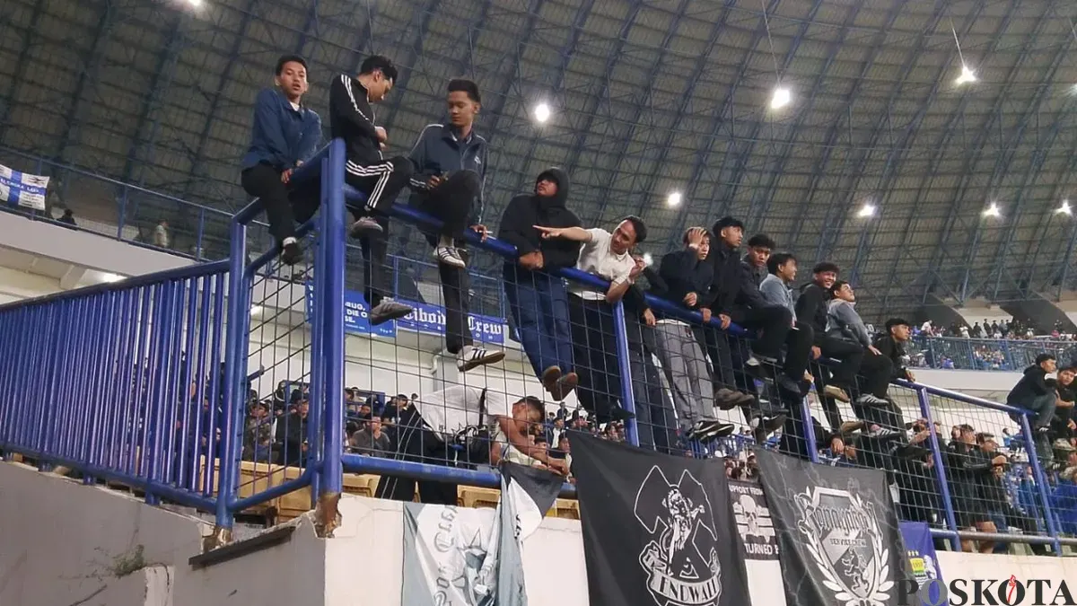 Bobotoh memadati tribun Stadion Gelora Bandung Lautan Api (GBLA), Kecamatan Gedebage, Kota Bandung. (Sumber: Poskota/Gatot Poedji Utomo)