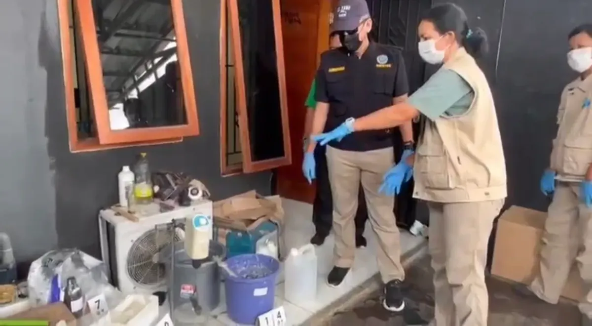 Tim BNN RI berhasil mengungkap pabrik narkoba tembakau sintesis di Komplek Perumahan. (Sumber: Istimewa)