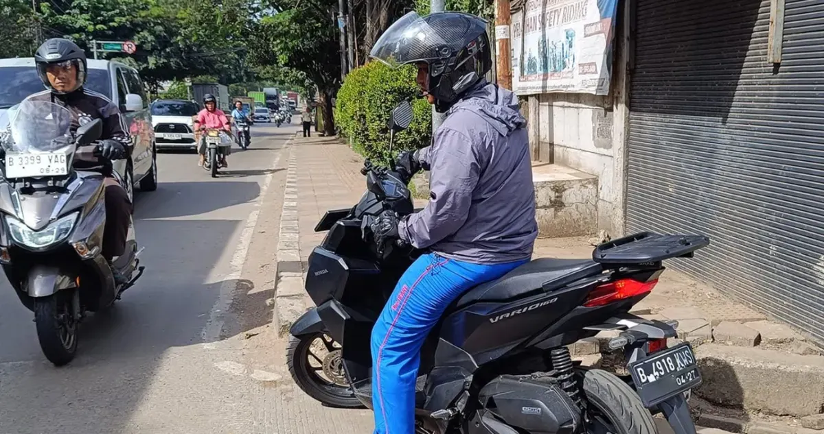 Ilustrasi pengendara motor yang melawan arah. (Sumber: WMS)