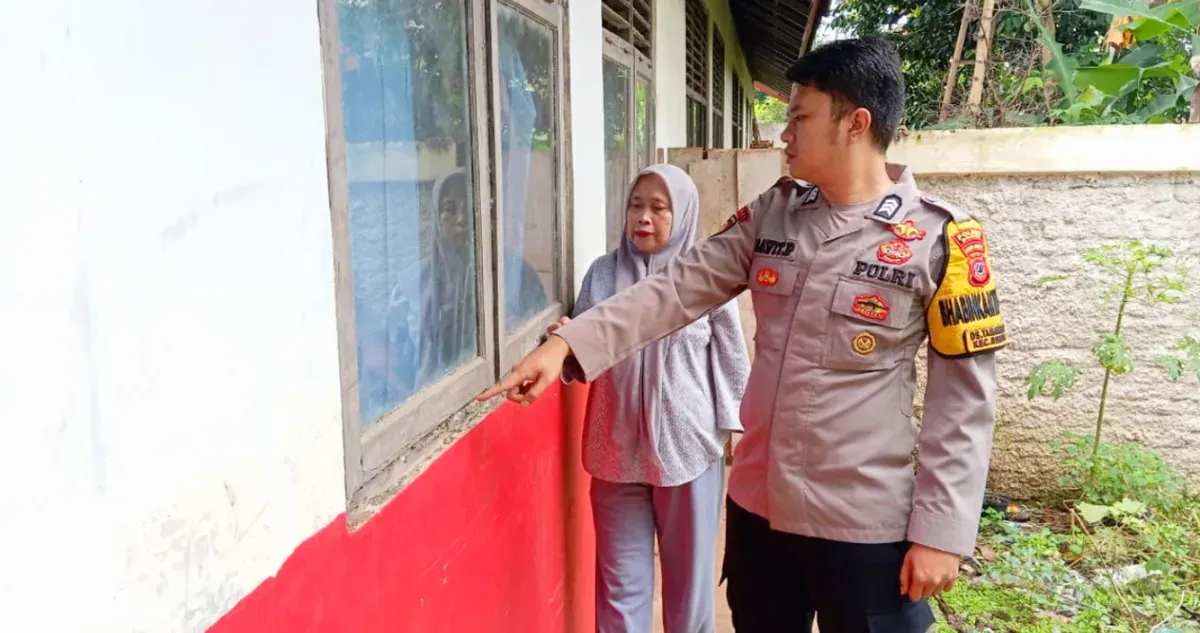 Polisi memeriksa SDN 03 Sukasari yang dibobol maling melalui jendela. (Sumber: Polsek Rumpin)