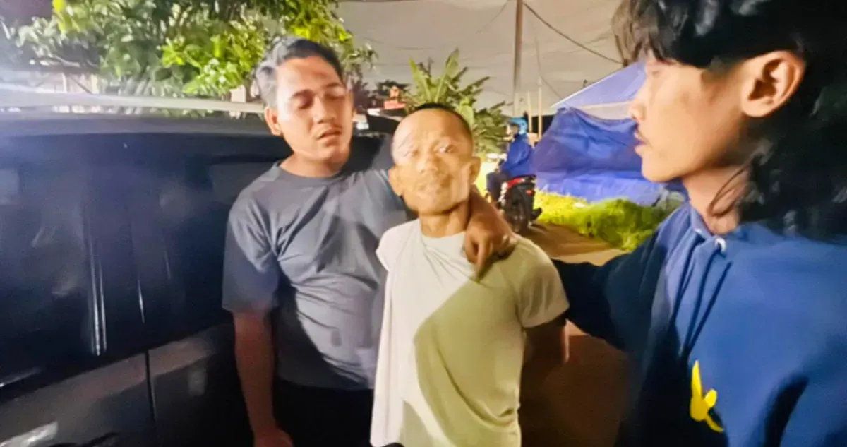 Poilsi saat menangkap TH di kawasan Ciseeng, usai melarikan diri setelah melakukan pembacokan kepada Pasutri di wilayah Cibungbulang, Kabupaten Bogor. (Sumber: Polres Bogor)