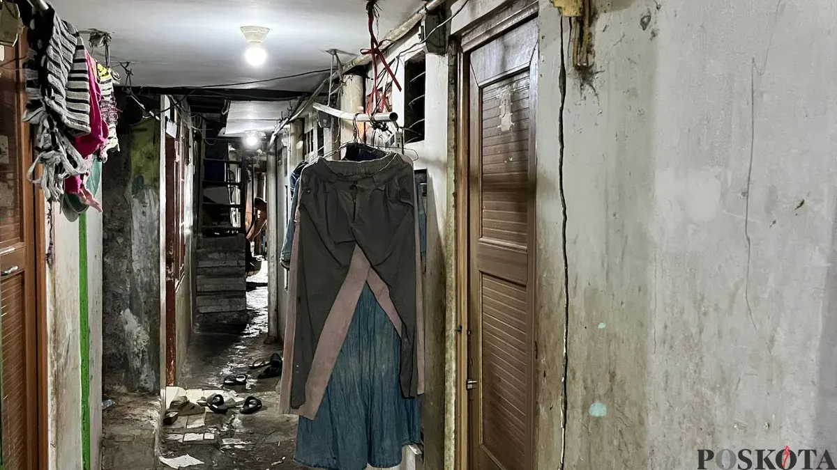 Kondisi rumah warga di Muara Baru, Jakarta Utara yang terlihat retak, Minggu, 11 Januari 2025. (Sumber: Poskota/M Tegar Jihad)