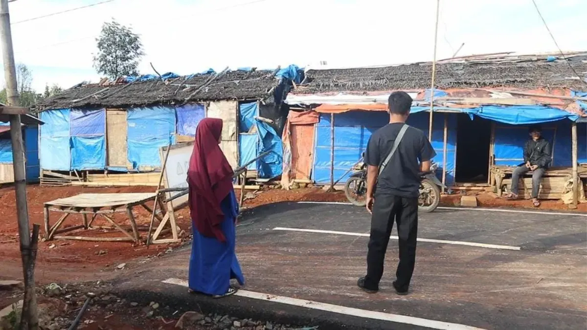 Sejumlah warga saat melihat kondisi pembangunan di kawasan Hunian Sementara di Lebak Gedong, Kabupaten Lebak. (Sumber: Dok. Warga)