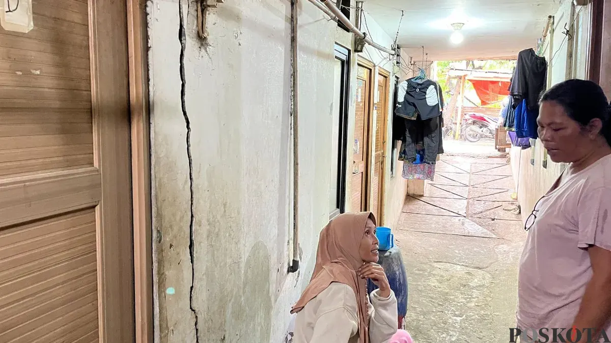 Kondisi rumah warga di Muara Baru, Jakarta Utara yang terlihat retak, Minggu, 11 Januari 2025. (Sumber: Poskota/M Tegar Jihad)