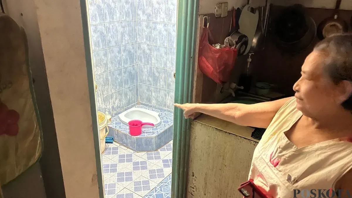 Warga RW 08 Jelambar, Grogol Petamburan, Jakarta Barat, saat menunjukkan septic tank yang baru saja dibangun, Minggu, 11 Januari 2026. (Sumber: Poskota/Pandi Ramedhan)