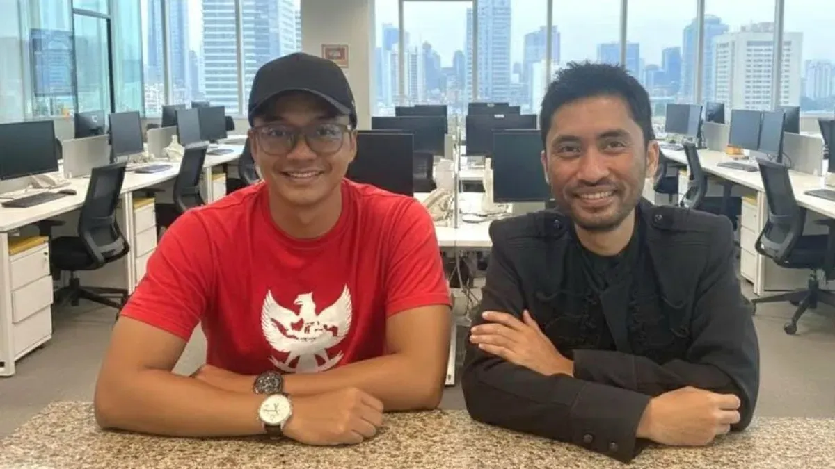 Baju merah pakai topi Adly Fairuz didampingi kuasa hukumnya Andy RH Gultom, SH (baju hitam). (Sumber: Istimewa)