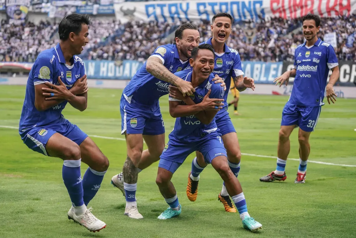 Pemain Persib Bandung merayakan gol cepat Beckham Putra ke gawang Persija Jakarta pada babak pertama laga Derby Indonesia Liga 1. (Sumber: Poskota/Bilal)