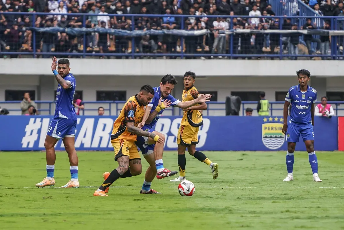 Kemenangan Persib Bandung atas Persija Jakarta pada pekan ke-17 Super League 2025/2026 menegaskan konsistensi Maung Bandung sepanjang putaran pertama. (Sumber: Poskota/Bilal)