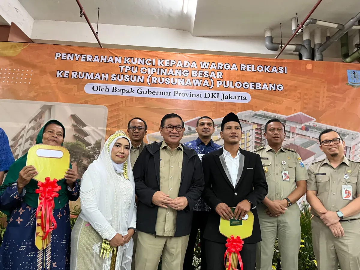 Gubernur Jakarta, Pramono Anung menyerahkan secara simbolis kunci hunian Rumah Susun Pulo Gebang, Jakarta Timur, kepada warga yang sebelumnya tinggal di Taman Pemakaman Umum (TPU) Kebon Nanas, Senin, 12 Januari 2025. (Sumber: Poskota/M Tegar Jihad)