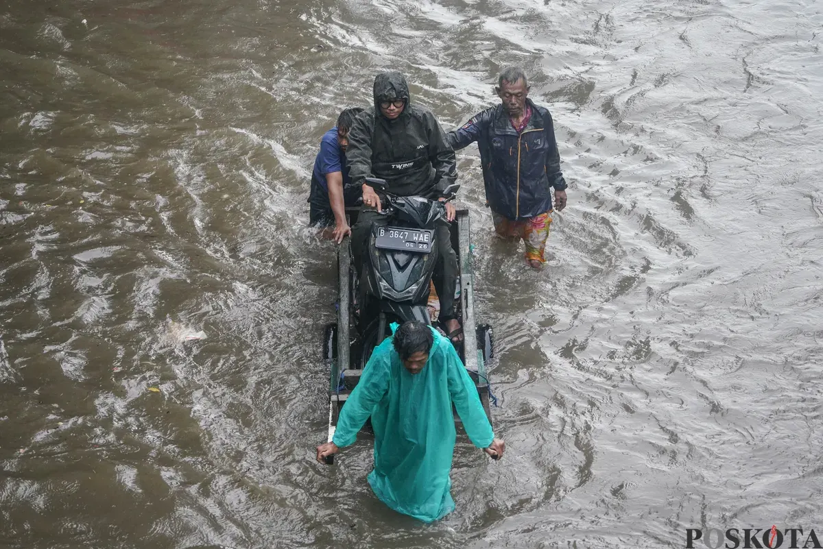 Banjir merendam sejumlah wilayah di Jakarta akibat intensitas hujan yang tinggi pada Senin, 12 Januari 2026 (Sumber: Poskota/Bilal Nugraha)