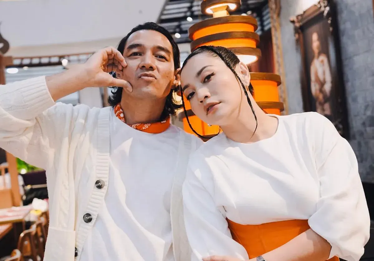 Hesti Purwadinata bersama dengan sang suami, Edo Borne yang mengaku mendapatkan ancaman setelah membela Aurelie Moeremans. (Sumber: Instagram/@hestipurwadinata)