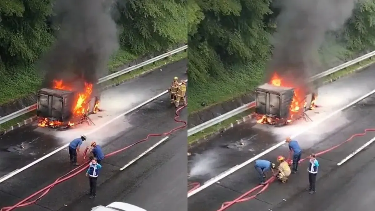 Petugas memedakan mobil boks yang terbakar di Tol Cijago, Sukmajaya, Kota Depok, Senin, 12 Januari 2026. (Sumber: Dok. Warga)
