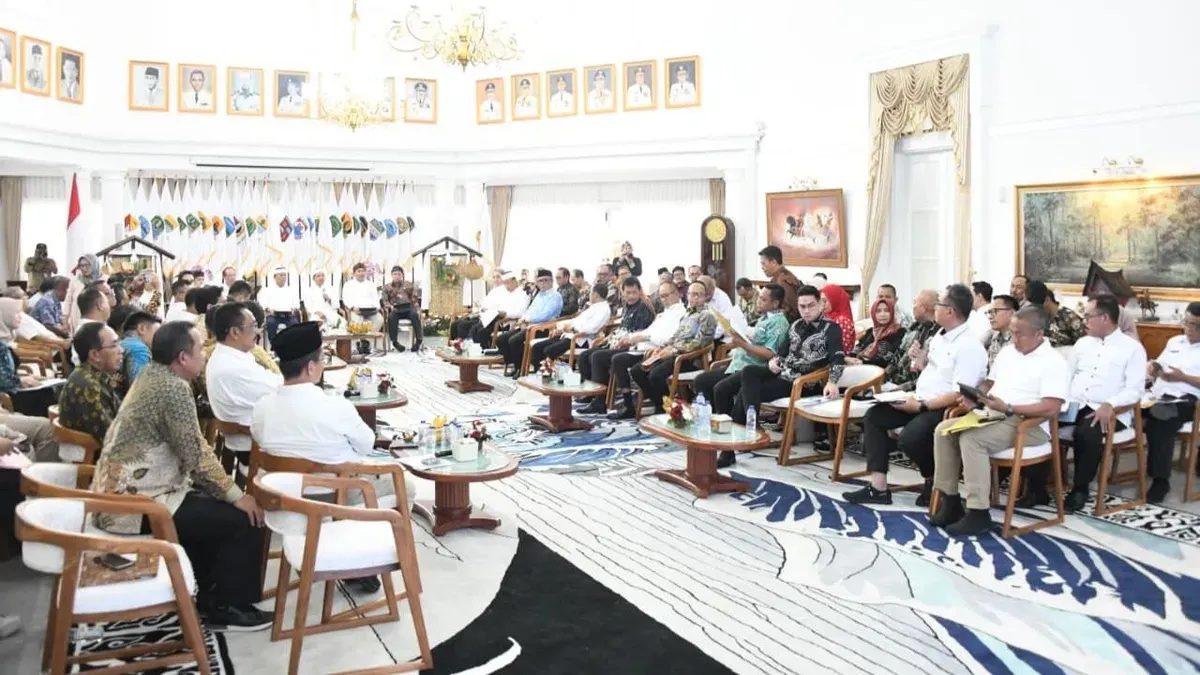 Pemkab Bogor mengikuti rapat koordinasi dengan Gubernur Jabar Dedi Mulyadi terkait optimasi SiLPA di Gedung Sate, Kota Bandung. (Sumber: Dok. Pemkab Bogor)