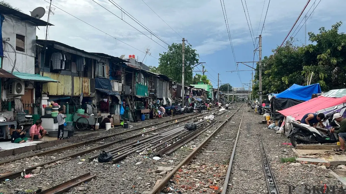Suasana di lokasi rel kereta kawasan Pekojan, Tambora, Jakarta Barat, yang kerap menjadi lokasi tawuran antar kelompok, Senin, 12 Januari 2026. (Sumber: Poskota/Pandi Ramedhan)
