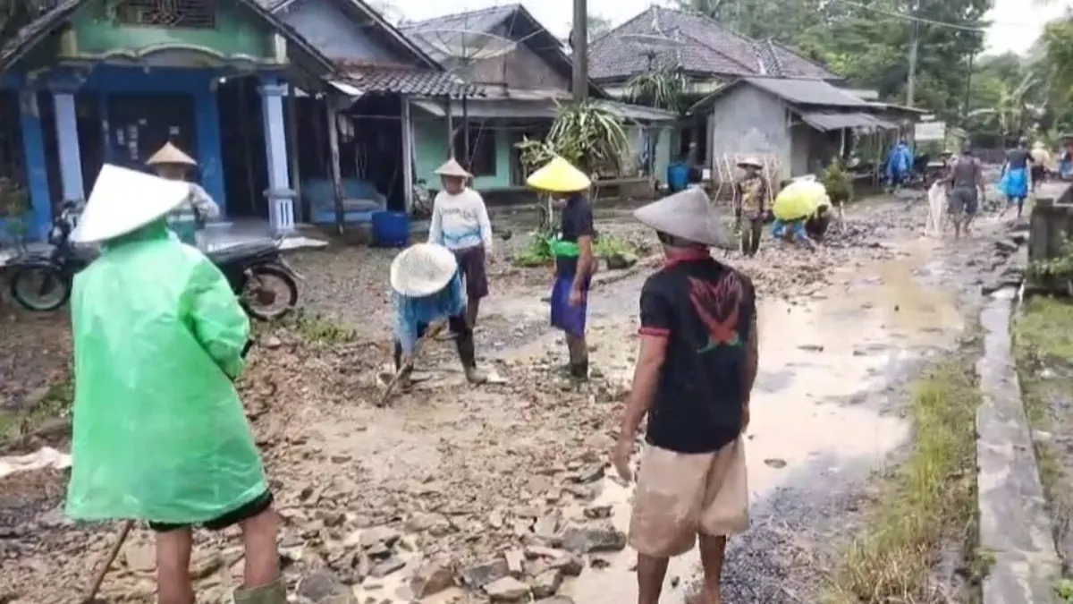 Puluhan warga Kampung Kalapa Cagak, di Desa Teluklada, Kecamatan Sobang, Pandeglang, saat gotong royong bangun jalan. (Sumber: Dok. Warga)