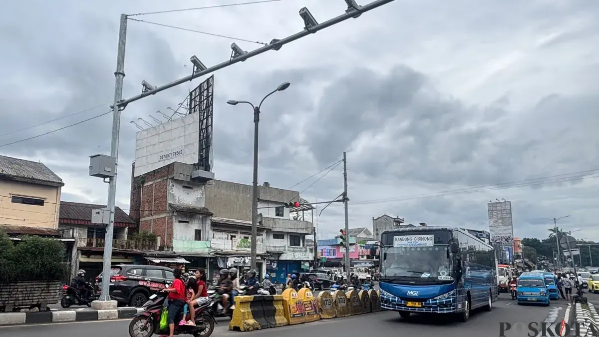 Sejumlah kendaraan melanggar lalu lintas saat melewati kamera ETLE di Flyover Cibinong, Kabupaten Bogor. (Sumber: Poskota/Giffar Rivana)