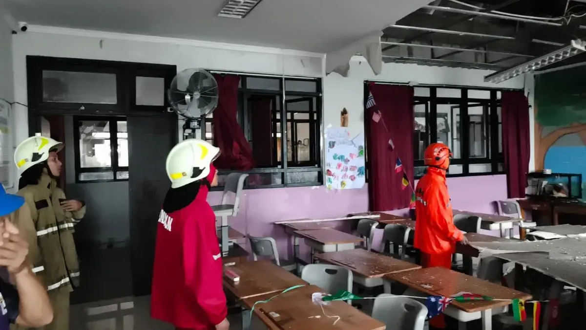 Sebuah atap pada bangunan kelas SD Negeri (SDN) 05 Pademangan Timur, Pademangan, Jakarta Utara roboh, Senin, 12 Januari 2026. (Sumber: BPBD DKI)